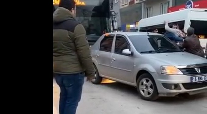 Bursa'da yol verme kavgası kamerada