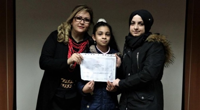 Çocuğunun dilini öğrendi 10 yıl sonra ilk defa "kızım" dedi