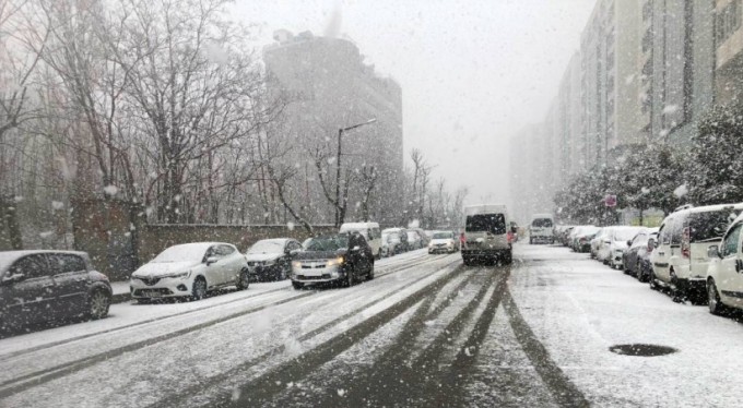 İstanbul yeniden beyaz a büründü