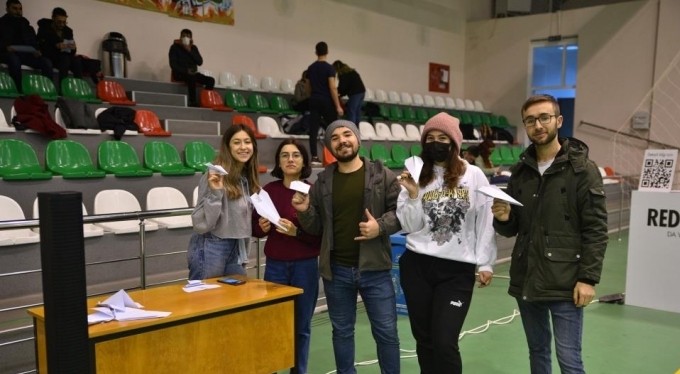 Kağıt uçakların pilotları yarıştı