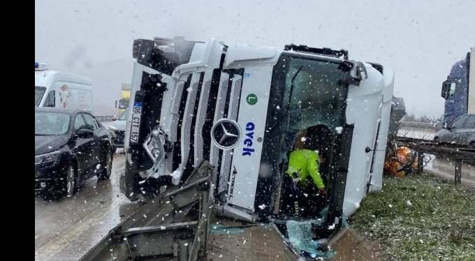 Bursa'da kar yağışı nedeniyle kontrolden çıkan 2 tır kaza yaptı