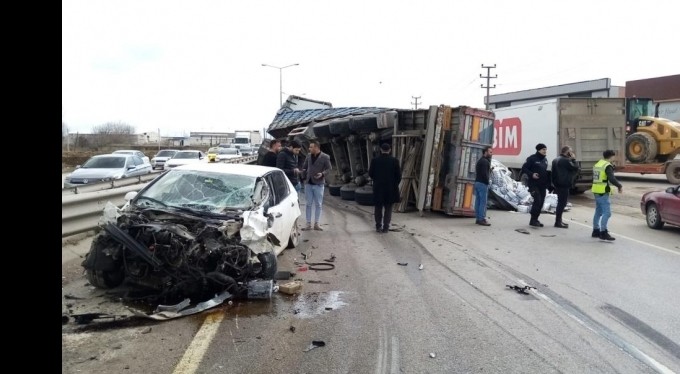 Bursa'da su yüklü tırla otomobil çarpıştı 1 kişi yaralandı