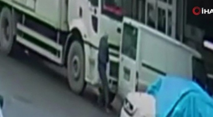 50 tonluk kamyonu elleri ile durdurmaya çalıştı