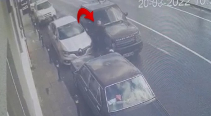 Yolda yürüyen adama cip çarptı: Kaza anı kamerada