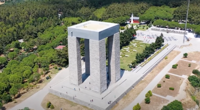 TÜGVA'lı gençler kahramanları sarı kurdele ile yad etti