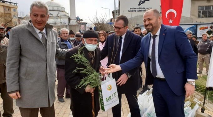 Orhaneli'de vatandaşlara 7 bin 600 adet fidan ücretsiz dağıtıldı