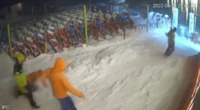 Ayı ile böyle göz göze geldiler...Uludağ'da ayı paniği kamerada