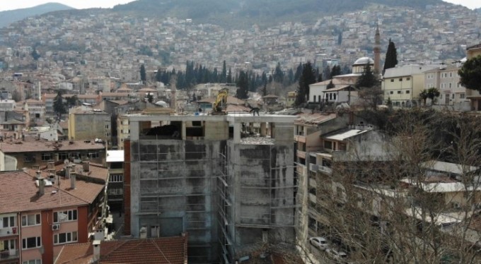 Şehrin siluetini bozan binada yıkım başladı