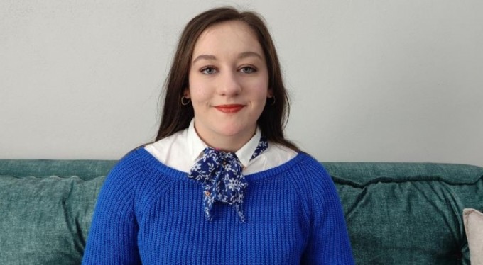 Masalcı abla...Çocuklar ondan masal dinlemek için sıraya giriyor