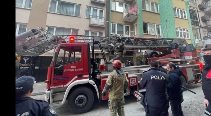 Evi yakıp kendisini içeriye kilitleyen genç adamı polis böyle kurtardı