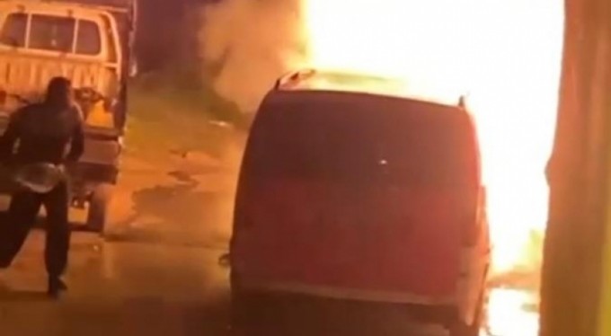 Bursa'da park halindeki otomobil alev alev yandı