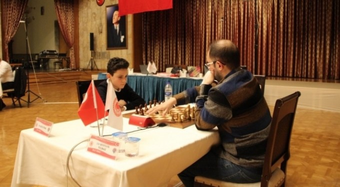Bursa Büyükşehir Belediyesporlu satranççı Ediz Gürel TBMM Kupası'nda ikinci oldu