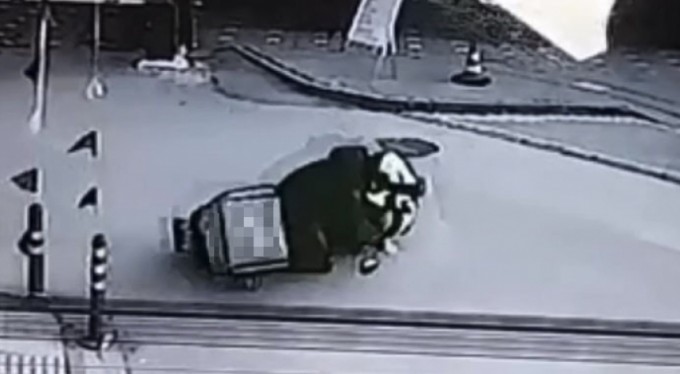 Bursa'da seyir halindeki motokurye dengesini kaybederek düştü