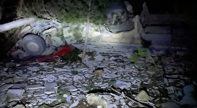 Mermer yüklü tır takla attı: 1 yaralı