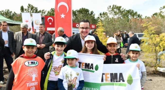 Mustafakemalpaşa'da miniklerden 15 bin fidan