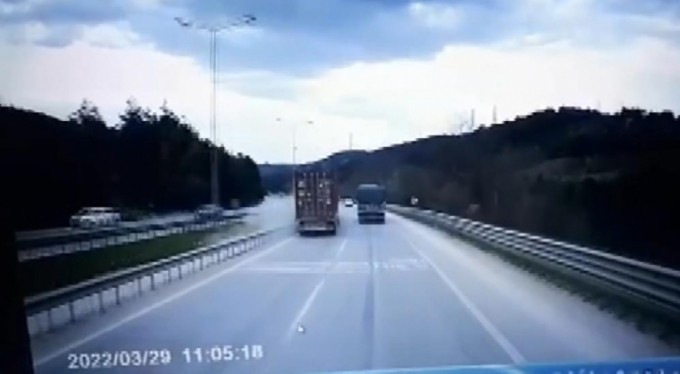 Bursa'da karayolunda tırın kaza anları kamerada