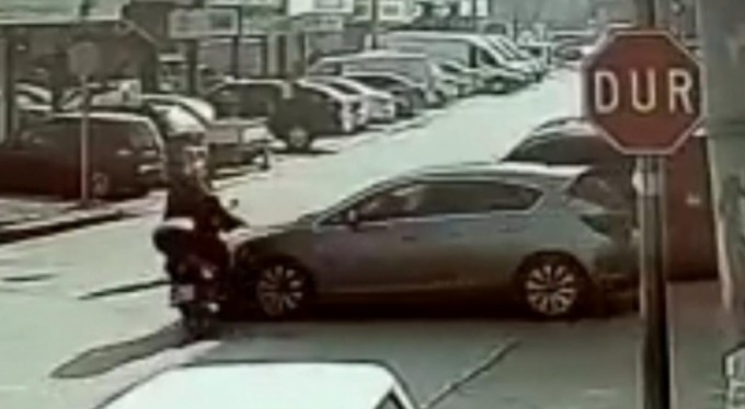 Otomobil ile motosikletin kazası kamerada