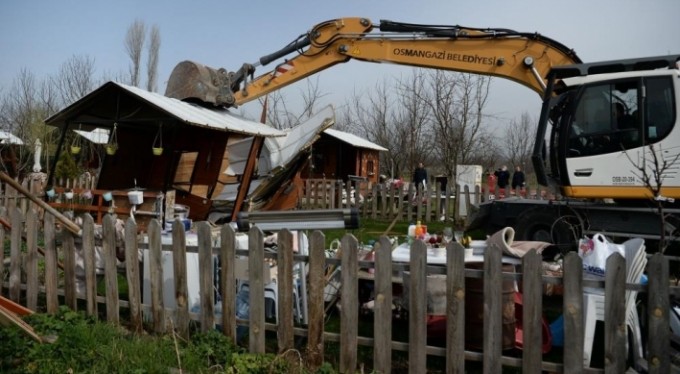 Osmangazi'de kaçak hobi evi yıkımları sürüyor