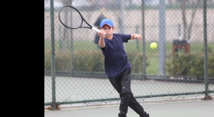 Tenis heyecanı Hüdavendigar kortlarında yaşanıyor