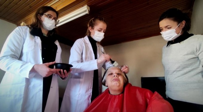 Öğrenciler köy köy gezip engellilerin saçlarını kesip boyuyor