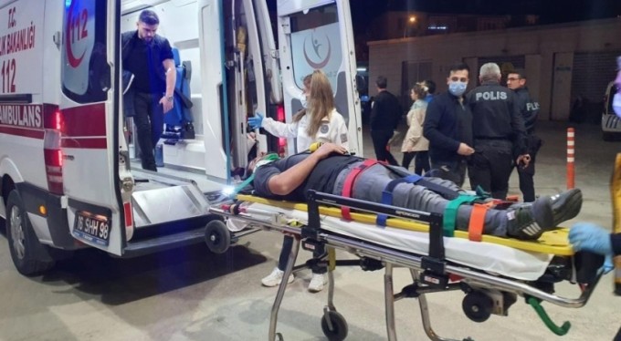 TIR, otomobilleri biçti: 3 yaralı