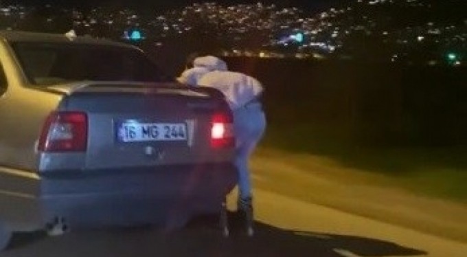 Patenli gencin tutunarak yolculuk yaptığı otomobil trafikten men edildi