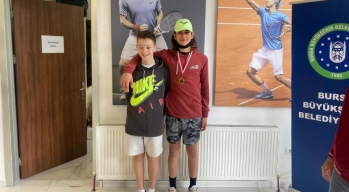 Tenis turnuvasında Büyükşehir Belediyesporlu sporculardan 2 madalya