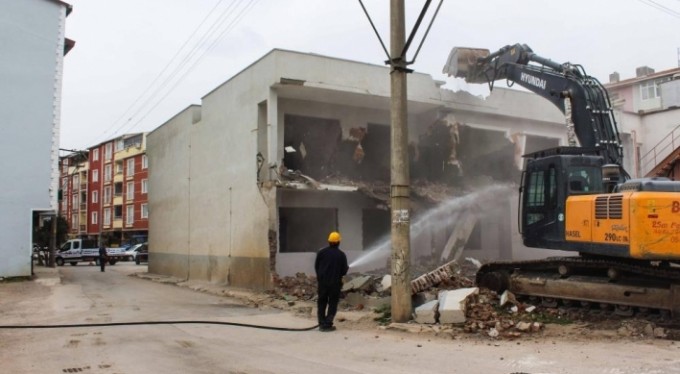 Karacabey'de ulaşıma engel olan yapı ortadan kaldırıldı