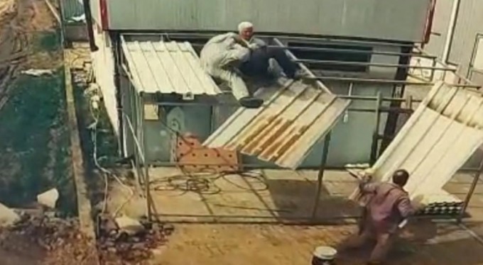 Bursa'da onarım yaparken çatıdan böyle düştü