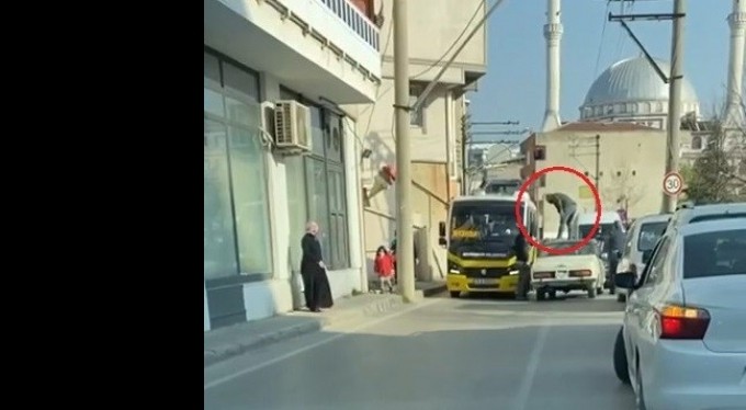 Bu neyin öfkesi...Otomobilin üzerine çıktı, minibüs sürücüsüne böyle tekme attı
