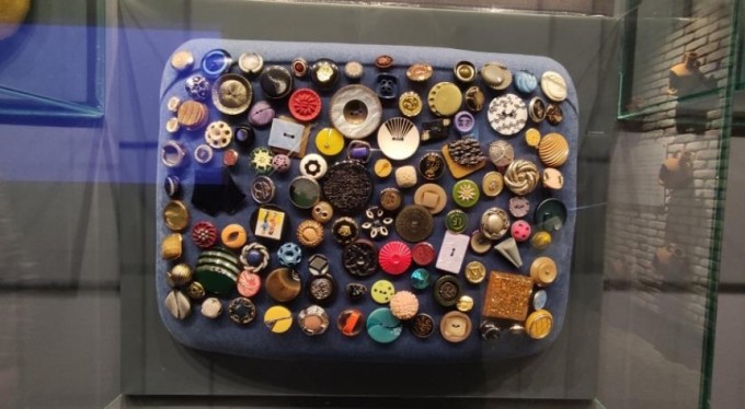2 çocuğun hayatını kaybetmesiyle başlayan düğme koleksiyonu sergiye dönüştü
