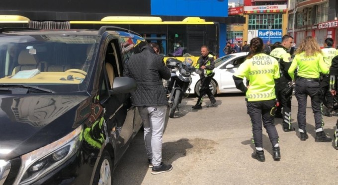 Tur minibüsüyle motosikletli trafik polisleri çarpıştı, 2 polis yaralandı