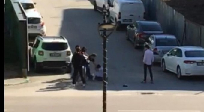 Gençlerin yumruklu kavgası kamerada