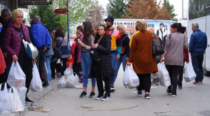 Aynı anda on binden fazla Bulgar akın etti, alışveriş yarışı izdihama dönüştü