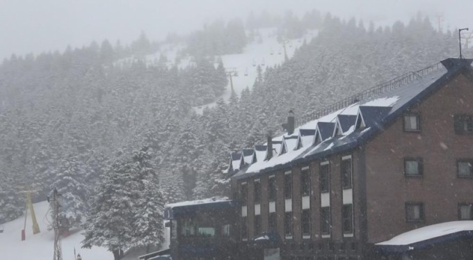 Uludağ'da kar yağışı dinmek bilmiyor