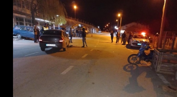 Otomobil ile motosiklet kafa kafaya çarpıştı