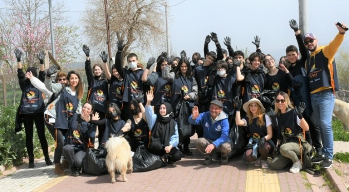 Bursa'da öğrencilerden örnek hareket... Leyleklerin yaşam alanlarını temizlediler