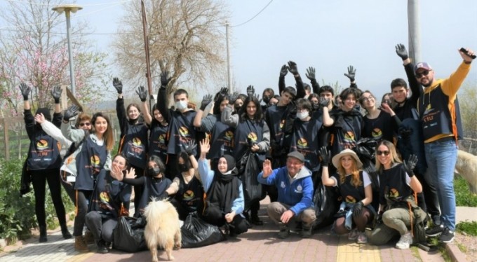 Gönüllü öğrenciler, leyleklerin yaşam alanlarını temizledi