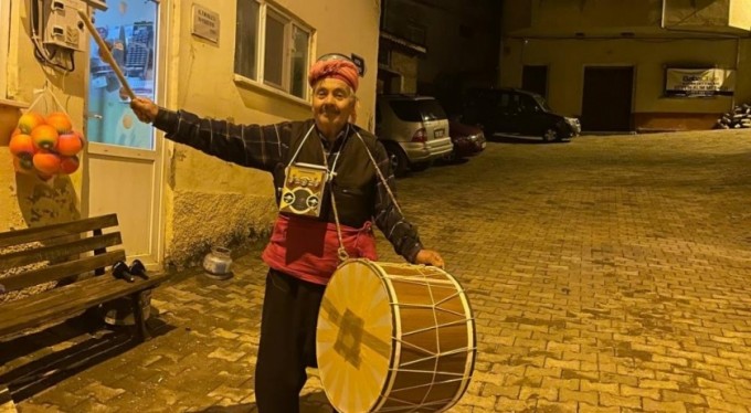 75 yaşındaki davulcu, köyü sahura kaldırıyor