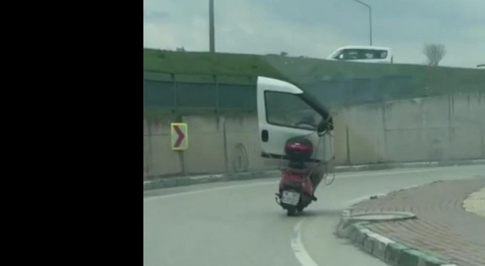 Bursa'da yürüyen kapı kameralara yansıdı