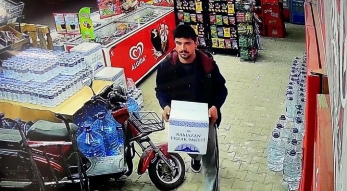 Ramazan kolisini çalan şahıs kamerada