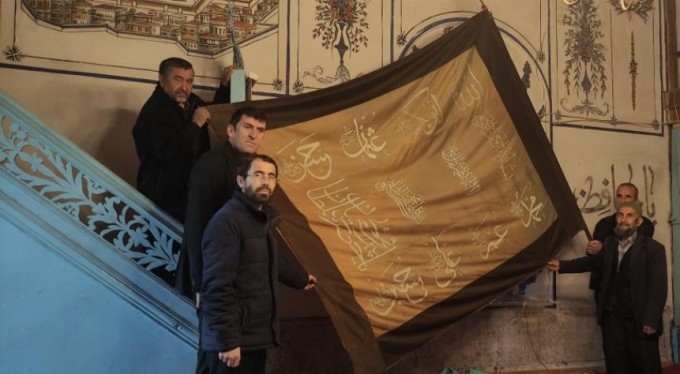 Köylüler kendilerine emanet edilen yüzlerce yıllık sancağa gözü gibi bakıyor