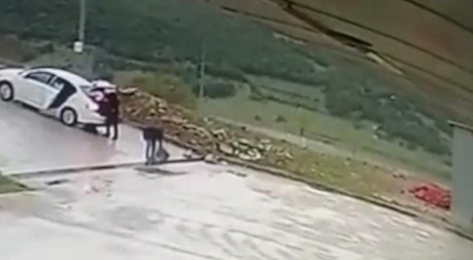 Bursa'daki mazgal hırsızlığı kamerada