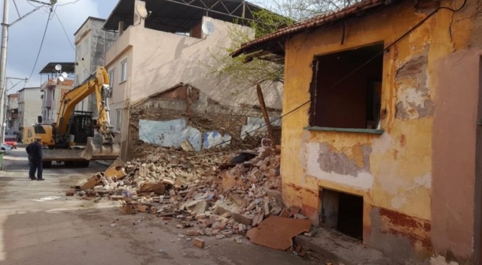Osmangazi'de 2 metruk bina yıkıldı