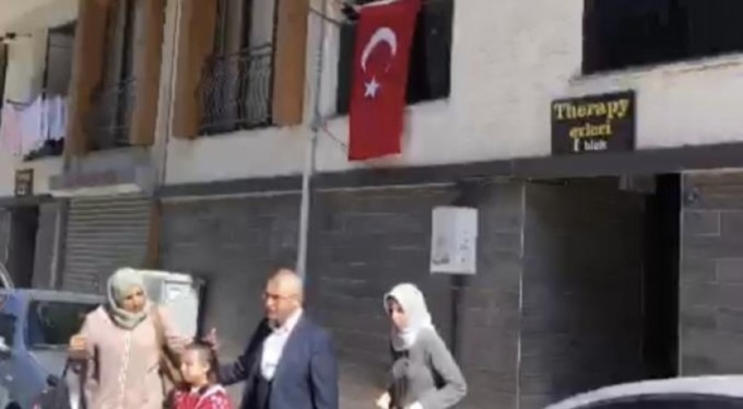 Bursa'daki patlamada şehit olan ceza infaz memurunun evine Türk bayrağı asıldı