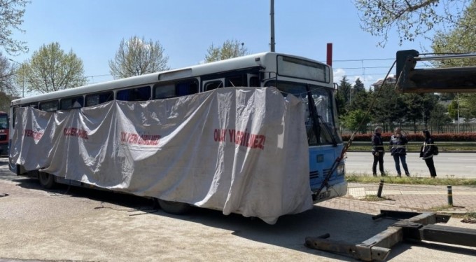 Patlamanın yaşandığı otobüs olay yerinden kaldırıldı
