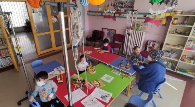 Bu sınıfta çocuklar ellerinde serumlarla eğitim görüyor