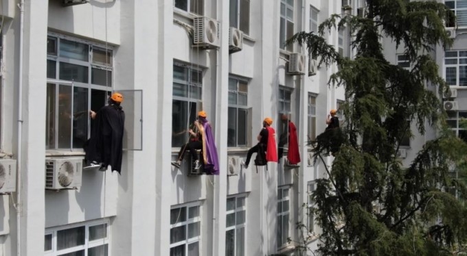 Süper kahramanlar; hastaneye tırmanıp camdan çocuklara hediyeler verdi