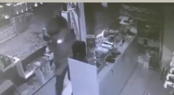 100 bin liralık telefon ve aksesuar çaldı