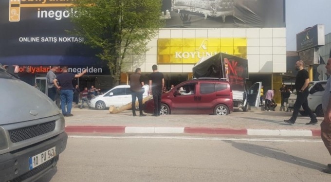 Kamyonun üzerinden düşen tomruk üç aracı ezdi